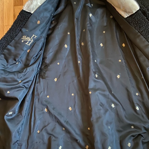 A custom made black vintage fur coat. - Picture 3 of 4